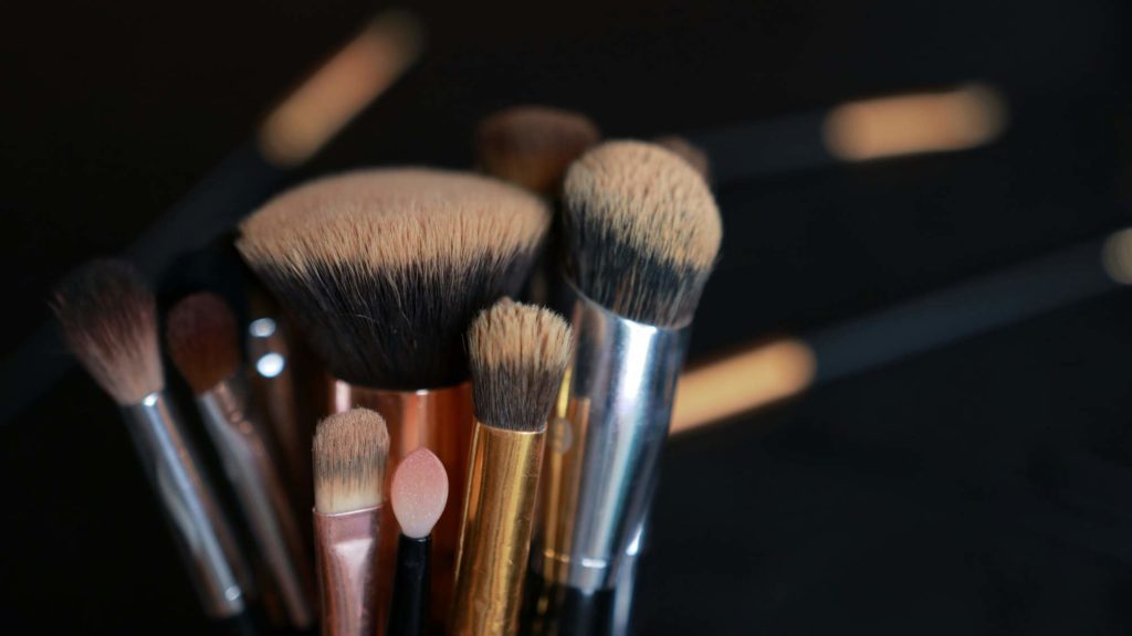 make up brushes of various sizes and thickness